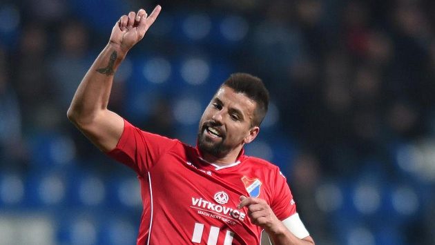 Milan Baroš z Baníku Ostrava na ilustračním snímku nesouhlasí s verdiktem rozhodčích. Milan Baroš z Baníku Ostrava na ilustračním snímku nesouhlasí s verdiktem rozhodčích.