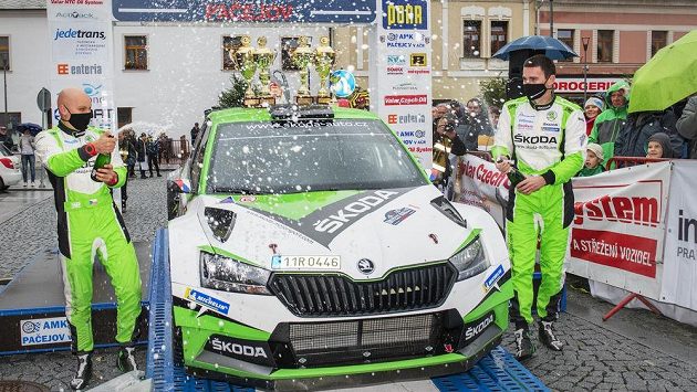 Vítězná posádka Jan Kopecký (vpravo) a Jan Hloušek s vozem Škoda Fabia Rally2 Evo. Vítězná posádka Jan Kopecký (vpravo) a Jan Hloušek s vozem Škoda Fabia Rally2 Evo.