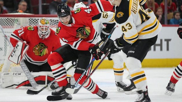 Obránce Chicaga Jan Rutta blokuje střele proti bostonským soupeřům. Obránce Chicaga Jan Rutta blokuje střele proti bostonským soupeřům.
