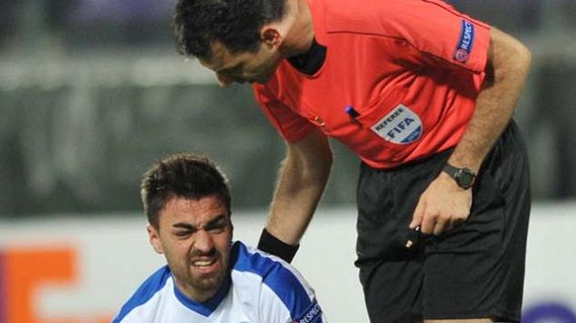 David Hovorka krátce po zranění kolena při utkání Evropské ligy Fiorentina-Liberec. David Hovorka krátce po zranění kolena při utkání Evropské ligy Fiorentina-Liberec.