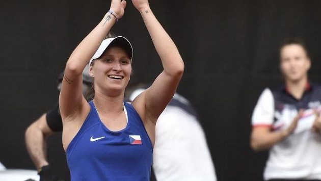 Markéta Vondroušová slaví vítězství nad Leylah Fernandezovou z Kanady. Markéta Vondroušová slaví vítězství nad Leylah Fernandezovou z Kanady.