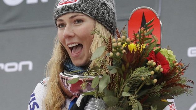 Mikaela Shiffrinová slaví triumf ve slalomu v Killingtonu. Mikaela Shiffrinová slaví triumf ve slalomu v Killingtonu.