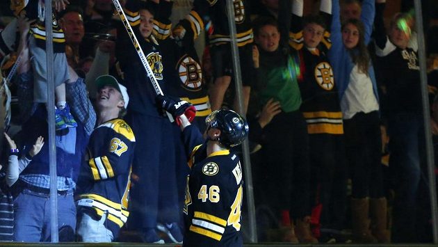Útočník Bostonu Bruins David Krejčí po vítězném zápase s New Yorkem Rangers. Útočník Bostonu Bruins David Krejčí po vítězném zápase s New Yorkem Rangers.