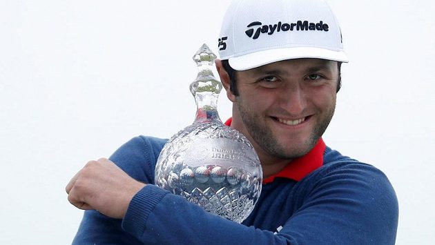 Španělský golfista Jon Rahm s trofejí pro vítěze Irish Open. Španělský golfista Jon Rahm s trofejí pro vítěze Irish Open.