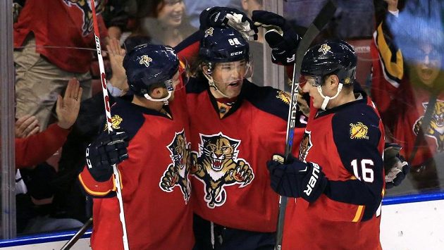 Hokejisté Floridy Jaromír Jágr (68). Jonathan Huberdeau (11) a Aleksander Barkov se radují z gólu proti Ottawě. Hokejisté Floridy Jaromír Jágr (68). Jonathan Huberdeau (11) a Aleksander Barkov se radují z gólu proti Ottawě.
