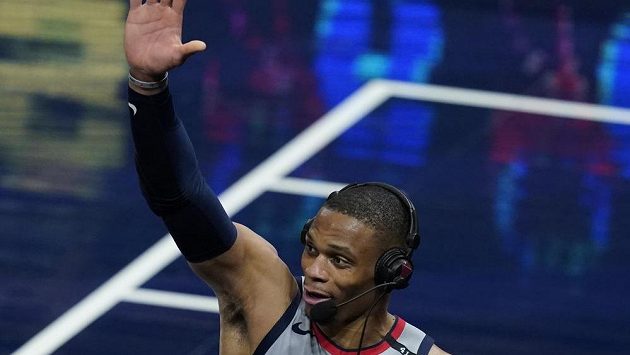 Spokojený rozehrávač Washingtonu Russell Westbrook po zápase NBA proti Indianě. Spokojený rozehrávač Washingtonu Russell Westbrook po zápase NBA proti Indianě.