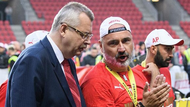 Trenér Slavie Praha Jindřich Trpišovský a Jaroslav Tvrdík po mistrovské korunovaci. Trenér Slavie Praha Jindřich Trpišovský a Jaroslav Tvrdík po mistrovské korunovaci.