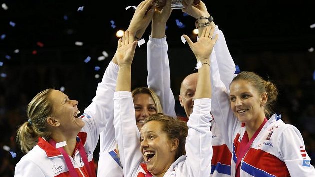 Pohár opět v českých rukou. Tenistky ovládly Fed Cup potřetí za sebou. Pohár opět v českých rukou. Tenistky ovládly Fed Cup potřetí za sebou.