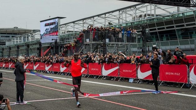 Při prvním pokusu Breaking2 na autodromu v Monze chybělo Eliudu Kipchogemu k bájné hranici dvou hodin 25 sekund. Při prvním pokusu Breaking2 na autodromu v Monze chybělo Eliudu Kipchogemu k bájné hranici dvou hodin 25 sekund.