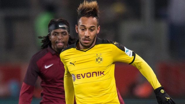 Pierre-Emerick Aubameyang z Dortmundu během přípravného utkání se Spartou v německém Essenu. Pierre-Emerick Aubameyang z Dortmundu během přípravného utkání se Spartou v německém Essenu.