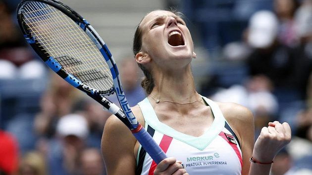 Karolína Plíšková měla po nepříznivém vývoji utkání s Čang Šuaj z postupu dvojnásobonou radost. Karolína Plíšková měla po nepříznivém vývoji utkání s Čang Šuaj z postupu dvojnásobonou radost.