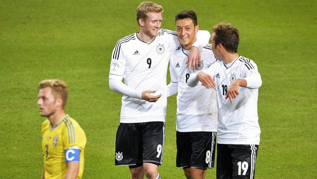 Andre Schürrle (vlevo) slaví s Mesutem Özilem (uprostřed) a Mariem Götzem gól proti Švédsku. Dole zklamaný kapitán Švédů Sebastian Larsson. Andre Schürrle (vlevo) slaví s Mesutem Özilem (uprostřed) a Mariem Götzem gól proti Švédsku. Dole zklamaný kapitán Švédů Sebastian Larsson.