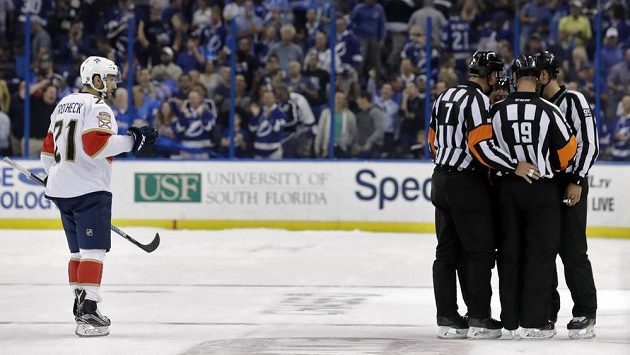Floridský Vincent Trocheck (vlevo) vyčkává, jak dopadne porada rozhodčích po jeho nájezdu v utkání s Tampou. Floridský Vincent Trocheck (vlevo) vyčkává, jak dopadne porada rozhodčích po jeho nájezdu v utkání s Tampou.