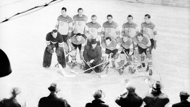 Slavná hokejová parta při MS na pražské Štvanici v roce 1947. O rok později celé Československo zasáhla letecká tragédie, při níž zahynulo šest hrdinů na bruslích. Slavná hokejová parta při MS na pražské Štvanici v roce 1947. O rok později celé Československo zasáhla letecká tragédie, při níž zahynulo šest hrdinů na bruslích.