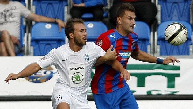 Mladoboleslavský Štohanzl (vlevo) v souboji s plzeňským Řezníkem v jednom z předchozích vzájemných duelů. Mladoboleslavský Štohanzl (vlevo) v souboji s plzeňským Řezníkem v jednom z předchozích vzájemných duelů.