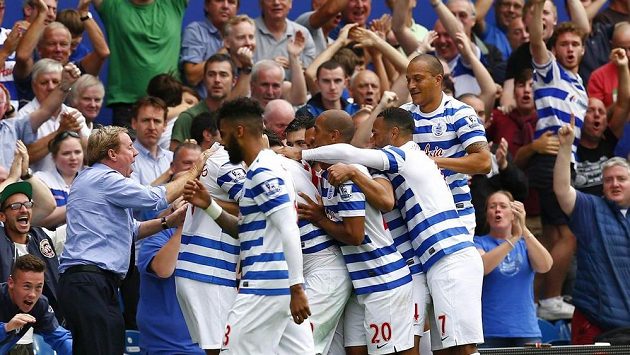 Trenér Queens Park Rangers Harry Redknapp (vlevo) se raduje se svými svěřenci z branky. Trenér Queens Park Rangers Harry Redknapp (vlevo) se raduje se svými svěřenci z branky.