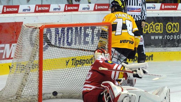 Litvínovský útočník Robin Hanzl střílí rozhodující gól v samostatných nájezdech. V brance Třince je Šimon Hrubec. Litvínovský útočník Robin Hanzl střílí rozhodující gól v samostatných nájezdech. V brance Třince je Šimon Hrubec.