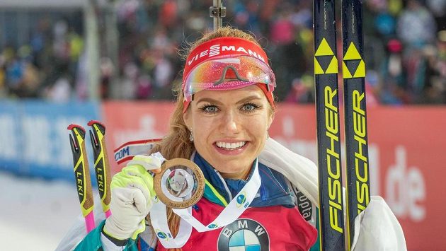 Gabriela Koukalová ze zlatou medailí za vítězství v závodu s hromadným startem na 12,5 km ve Vysočina Areně. Gabriela Koukalová ze zlatou medailí za vítězství v závodu s hromadným startem na 12,5 km ve Vysočina Areně.