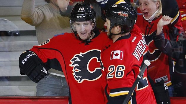 Útočník Calgary Flames Roman Červenka se raduje se spoluhráčem Dennisem Widemanem ze vstřelení prvního gólu proti St. Louis Blues. Útočník Calgary Flames Roman Červenka se raduje se spoluhráčem Dennisem Widemanem ze vstřelení prvního gólu proti St. Louis Blues.