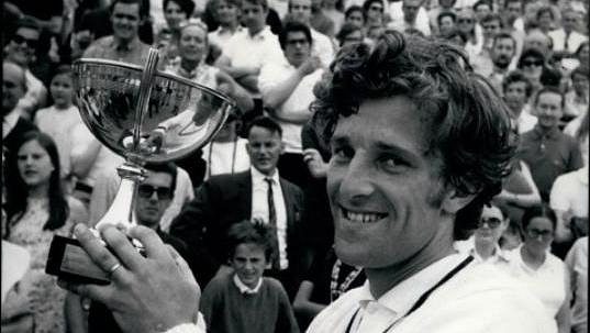 Jan Kodeš třímá trofej pro vítěze French Open v roce 1970. Jan Kodeš třímá trofej pro vítěze French Open v roce 1970.