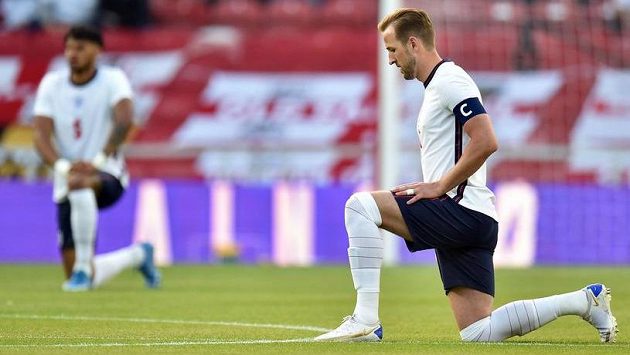 Harry Kane při pokleku na podporu hnutí Black Lives Matter před zápasem s Rakouskem. Harry Kane při pokleku na podporu hnutí Black Lives Matter před zápasem s Rakouskem.