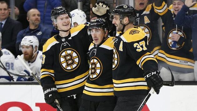 Hokejisté Bostonu Bruins slaví. Brad Marchand (63), Danton Heinen (43) a centr Patrice Bergeron (37) si užívají poté, co gólman Tampy Bay Lightning Louis Domingue inkasoval gól. Hokejisté Bostonu Bruins slaví. Brad Marchand (63), Danton Heinen (43) a centr Patrice Bergeron (37) si užívají poté, co gólman Tampy Bay Lightning Louis Domingue inkasoval gól.