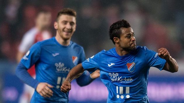 Carlos Azevedo z Baníku oslavuje gól na hřišti Slavie. Carlos Azevedo z Baníku oslavuje gól na hřišti Slavie.