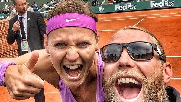 Rob Steckley a Lucie Šafářová po postupu do semifinále French Open. Rob Steckley a Lucie Šafářová po postupu do semifinále French Open.