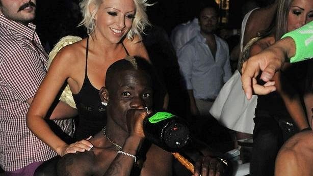Mario Balotelli si na party v St. Tropez užíval života doslova plnými doušky. Mario Balotelli si na party v St. Tropez užíval života doslova plnými doušky.