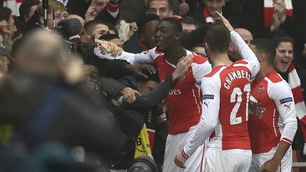 Yaya Sanogo (uprostřed) z Arsenalu slaví vedoucí gól svého týmu v utkání Ligy mistrů proti Dortmundu. Yaya Sanogo (uprostřed) z Arsenalu slaví vedoucí gól svého týmu v utkání Ligy mistrů proti Dortmundu.