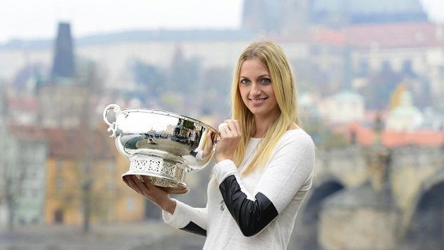 Petra Kvitová pózuje v Praze s pohárem pro vítězky Fed Cupu. Petra Kvitová pózuje v Praze s pohárem pro vítězky Fed Cupu.
