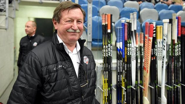 Pardubický šéftrenér klubu a konzultant A týmu Vladimír Martinec. Pardubický šéftrenér klubu a konzultant A týmu Vladimír Martinec.