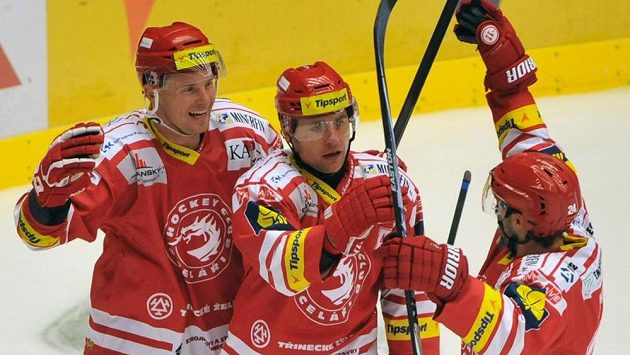 (Zleva) Martin Adamský, Jiří Polanský a Zbyněk Irgl (všichni z Třince) se radují z gólu proti Pardubicím. (Zleva) Martin Adamský, Jiří Polanský a Zbyněk Irgl (všichni z Třince) se radují z gólu proti Pardubicím.