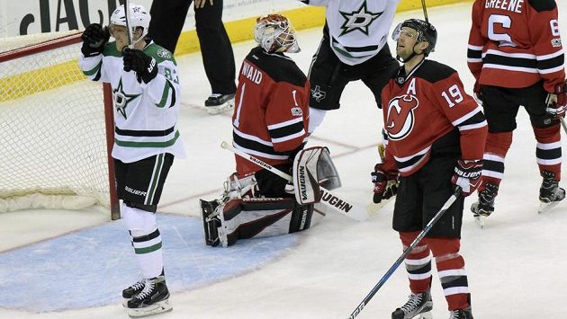 Český útočník Dallasu Stars Aleš Hemský (83) slaví gól na ledě New Jersey v utkání NHL. Hvězdy nakonec vyhrály zápas v prodloužení 2:1. Český útočník Dallasu Stars Aleš Hemský (83) slaví gól na ledě New Jersey v utkání NHL. Hvězdy nakonec vyhrály zápas v prodloužení 2:1.