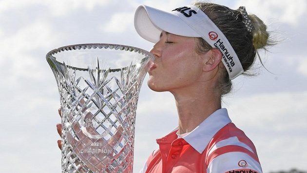 Nelly Kordová s trofejí pro vítězku turnaje v Orlandu. Nelly Kordová s trofejí pro vítězku turnaje v Orlandu.