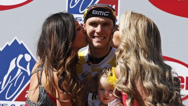 Tejay van Garderen přijímá gratulace od hostesek po triumfu v cyklistickém závodu USA Pro Challenge. Tejay van Garderen přijímá gratulace od hostesek po triumfu v cyklistickém závodu USA Pro Challenge.