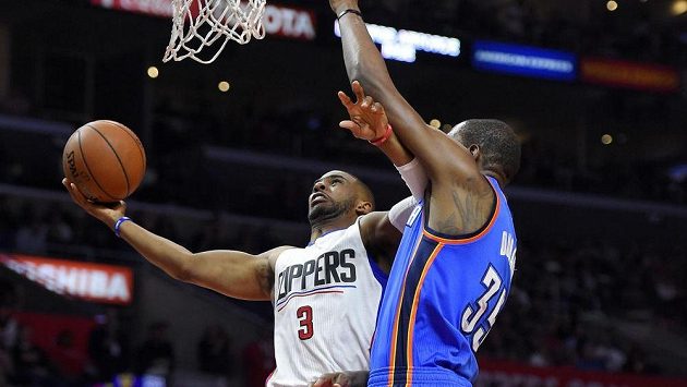 Chris Paul z Los Angeles Clippers (vlevo) střílí přes obranu Kevina Duranta z Oklahomy. Chris Paul z Los Angeles Clippers (vlevo) střílí přes obranu Kevina Duranta z Oklahomy.