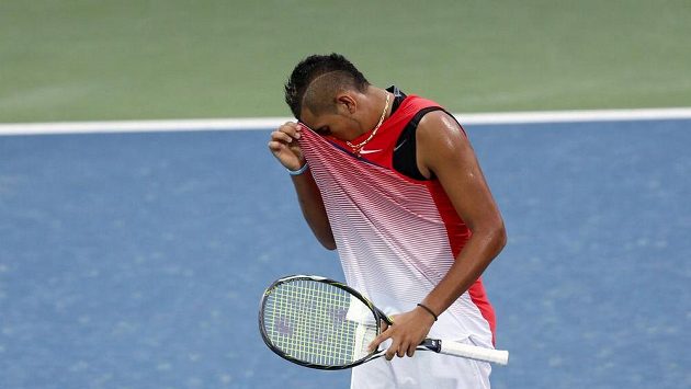 Australský tenista Nick Kyrgios během semifinálového duelu v Dubaji se Švýcarem Stanem Wawrinkou. Australský tenista Nick Kyrgios během semifinálového duelu v Dubaji se Švýcarem Stanem Wawrinkou.
