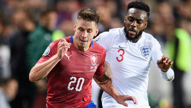 Český záložník Lukáš Masopust a Danny Rose z Anglie během utkání kvalifikace ME v Praze. Český záložník Lukáš Masopust a Danny Rose z Anglie během utkání kvalifikace ME v Praze.