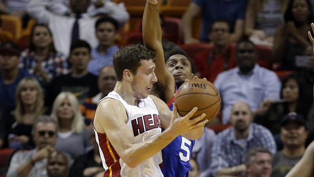 Basketbalista Miami Heat Goran Dragič v utkání s Philadelphií. Basketbalista Miami Heat Goran Dragič v utkání s Philadelphií.