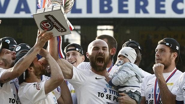 Loni slavili fotbalisté Liberce. Komu mistrovskou štafetu předají...? Loni slavili fotbalisté Liberce. Komu mistrovskou štafetu předají...?
