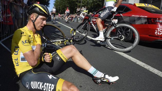 Lídr Tour de France Tony Martin po ošklivém pádu před cílem šesté etapy. Lídr Tour de France Tony Martin po ošklivém pádu před cílem šesté etapy.