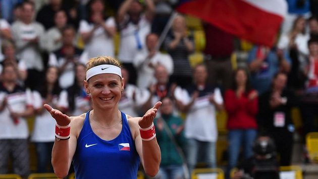 Loučení s Fed Cupem. Lucie Šafářová zdraví diváky po zápase, v němž s Barborou Krejčíkovou porazily Kanaďanky Gabrielu Dabrowskou a Sharon Fichmanovou. Pro Šafářovou to byl poslední zápas za reprezentaci, po Roland Garros ukončí kariéru. Loučení s Fed Cupem. Lucie Šafářová zdraví diváky po zápase, v němž s Barborou Krejčíkovou porazily Kanaďanky Gabrielu Dabrowskou a Sharon Fichmanovou. Pro Šafářovou to byl poslední zápas za reprezentaci, po Roland Garros ukončí kariéru.