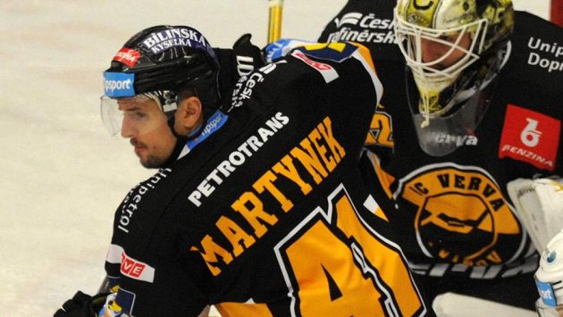 Střelec první branky Litvínova Rostislav Martynek, v pozadí brankář Jaroslav Janus. Střelec první branky Litvínova Rostislav Martynek, v pozadí brankář Jaroslav Janus.