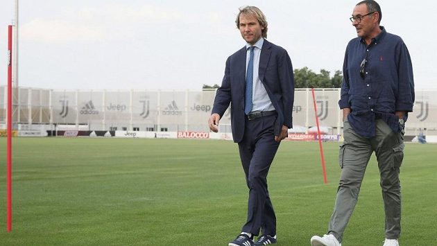 Viceprezident Juventusu Pavel Nedvěd provází klubovým areálem nového kouče Maurizia Sarriho. Viceprezident Juventusu Pavel Nedvěd provází klubovým areálem nového kouče Maurizia Sarriho.