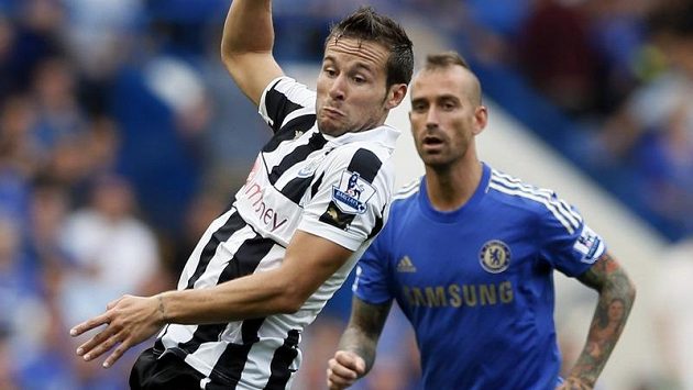 Portugalec Raul Meireles (vpravo) v souboji s Yohanem Cabayem z Newcastlu United. Devětadvacetiletý záložník Chelsea se stěhuje do Turecka. Portugalec Raul Meireles (vpravo) v souboji s Yohanem Cabayem z Newcastlu United. Devětadvacetiletý záložník Chelsea se stěhuje do Turecka.