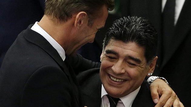 Diego Maradona (vpravo) v objetí s dalším bývalým skvělým fotbalistou Andrejem Ševčenkem. Diego Maradona (vpravo) v objetí s dalším bývalým skvělým fotbalistou Andrejem Ševčenkem.