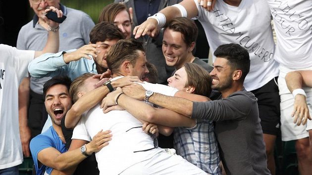 Brit Marcus Willis v obejtí svých nejbližších po senzační výhře ve Wimbledonu. Brit Marcus Willis v obejtí svých nejbližších po senzační výhře ve Wimbledonu.