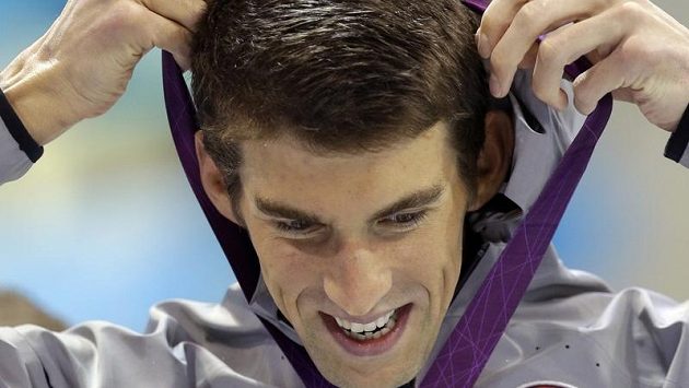 Sedmnácté olympijské zlato! Americký plavec Micheal Phelps si věší na krk zlatou medaili za triumf v závodě na 100 metrů motýlkem. Sedmnácté olympijské zlato! Americký plavec Micheal Phelps si věší na krk zlatou medaili za triumf v závodě na 100 metrů motýlkem.