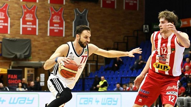 Basketbalisté Vojtěch Hruban z Nymburka a Ondřej Kohout z Pardubic v akci (ilustrační foto) Basketbalisté Vojtěch Hruban z Nymburka a Ondřej Kohout z Pardubic v akci (ilustrační foto)